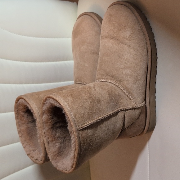 Classic UGG Chestnut Boots - Picture 3 of 10